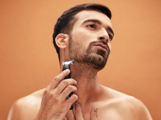 Se raser à sec à l'aide d'une tondeuse à barbe